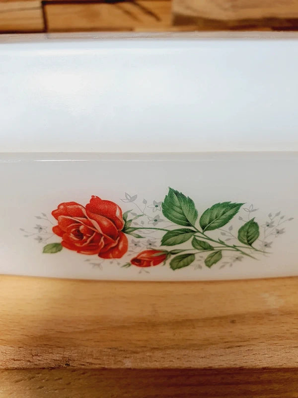 Beurrier rectangulaire en verre opale blanc avec couvercle, orné d'un motif de roses rouges délicates Arcopal Rose de France.