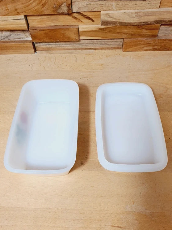 Beurrier rectangulaire en verre opale blanc avec couvercle, orné d'un motif de roses rouges délicates Arcopal Rose de France.