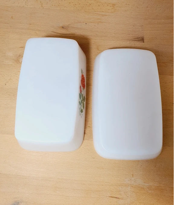 Beurrier rectangulaire en verre opale blanc avec couvercle, orné d'un motif de roses rouges délicates Arcopal Rose de France.