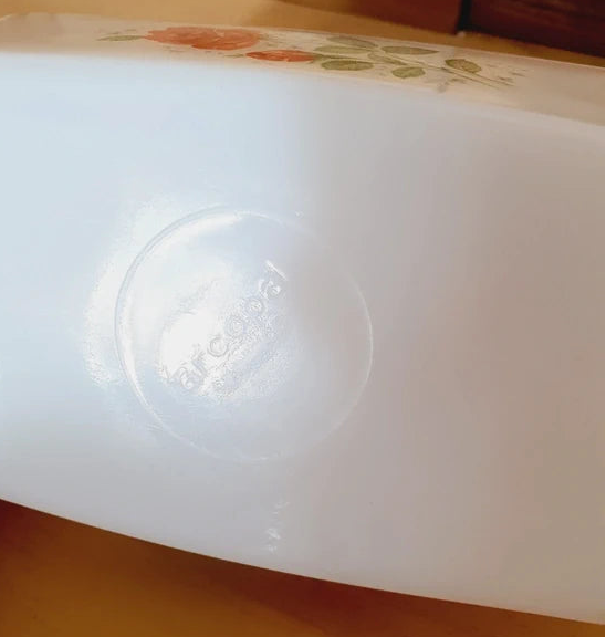 Beurrier rectangulaire en verre opale blanc avec couvercle, orné d'un motif de roses rouges délicates Arcopal Rose de France.