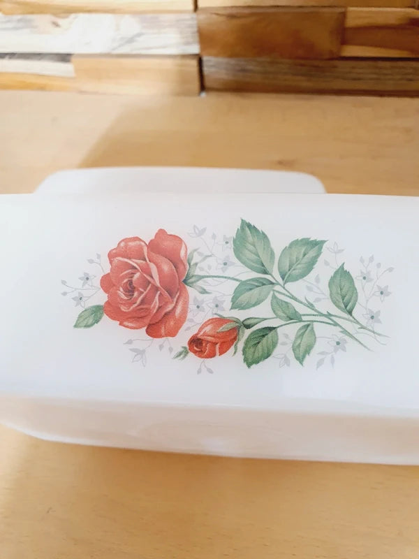 Beurrier rectangulaire en verre opale blanc avec couvercle, orné d'un motif de roses rouges délicates Arcopal Rose de France.
