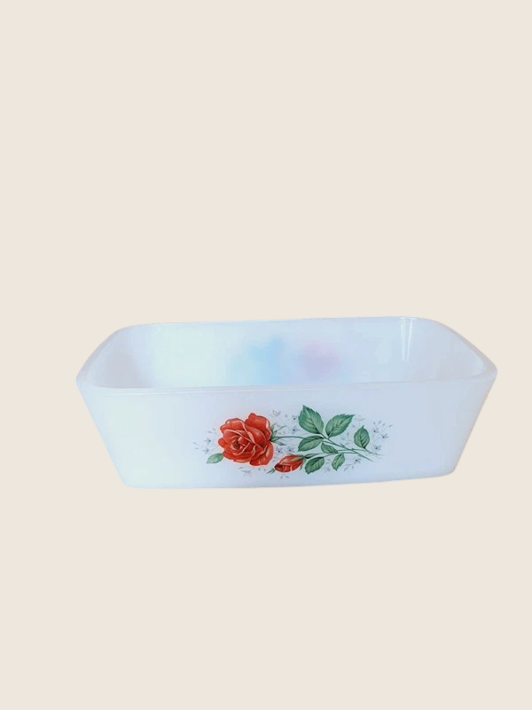 Beurrier rectangulaire en verre opale blanc avec couvercle, orné d'un motif de roses rouges délicates Arcopal Rose de France.