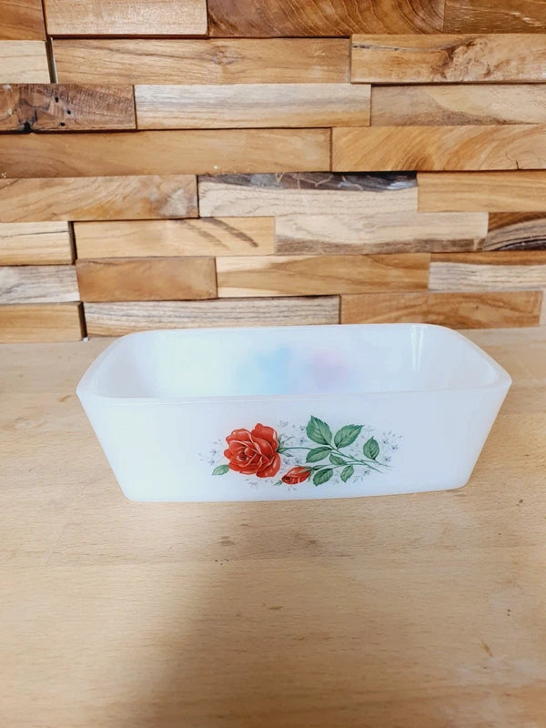 Beurrier rectangulaire en verre opale blanc avec couvercle, orné d'un motif de roses rouges délicates Arcopal Rose de France.
