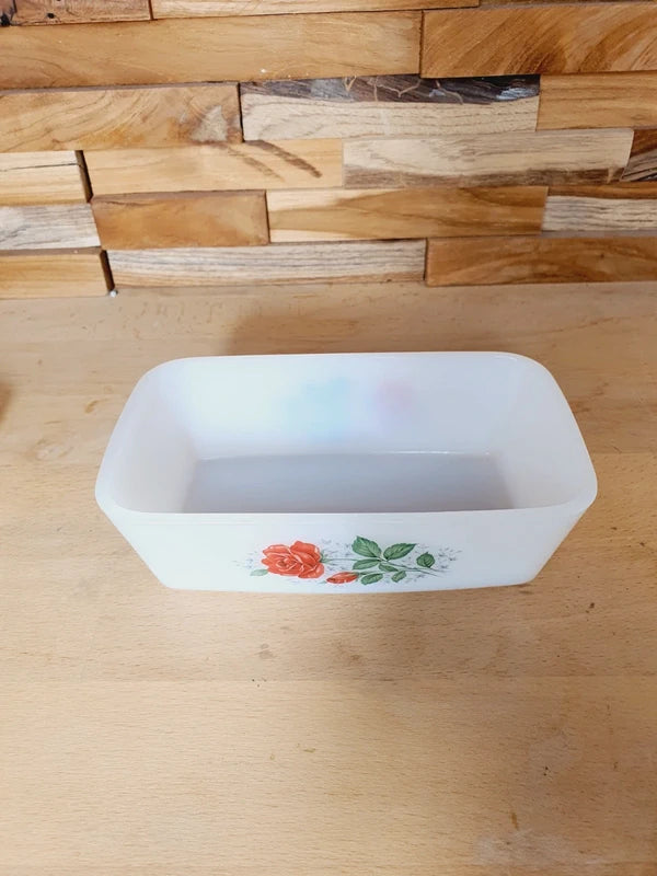 Beurrier rectangulaire en verre opale blanc avec couvercle, orné d'un motif de roses rouges délicates Arcopal Rose de France.