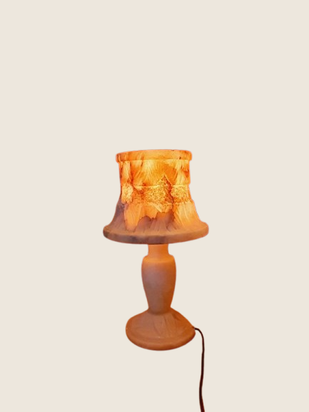 ampe vintage en albâtre massif sculpté de 33 cm, style Hollywood Regency des années 60. sur fond neutre beige montrant le pied balustre et l'abat-jour minéral translucide illuminé d'une lumière chaude orangée.