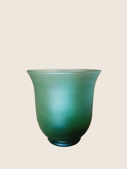 Grand vase en forme d'urne Médicis en verre vert émeraude translucide et épais, très lumineux, style design italien vintage.