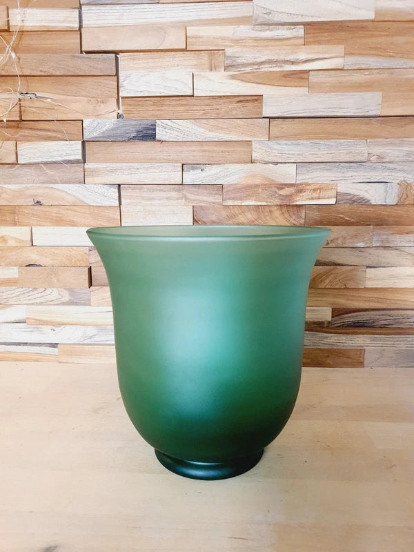 Grand vase en forme d'urne Médicis en verre vert émeraude translucide et épais, très lumineux, style design italien vintage.