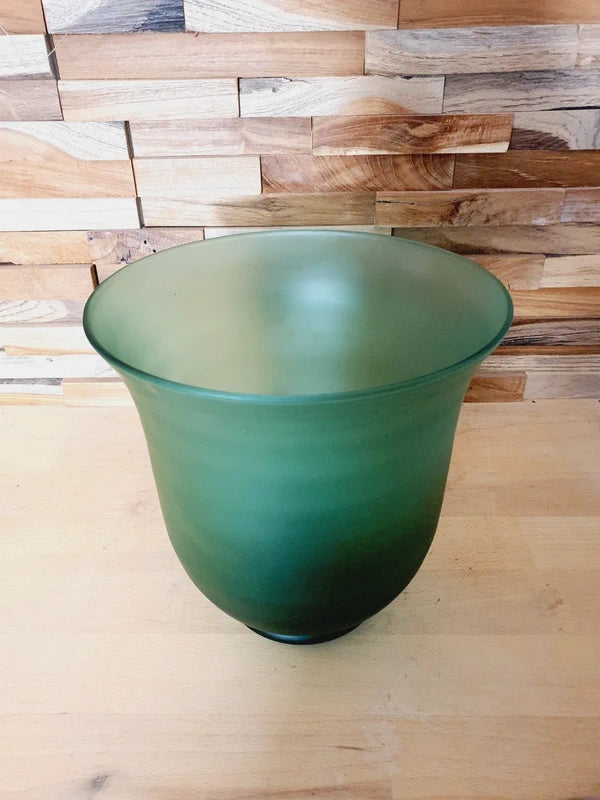 Grand vase en forme d'urne Médicis en verre vert émeraude translucide et épais, très lumineux, style design italien vintage.