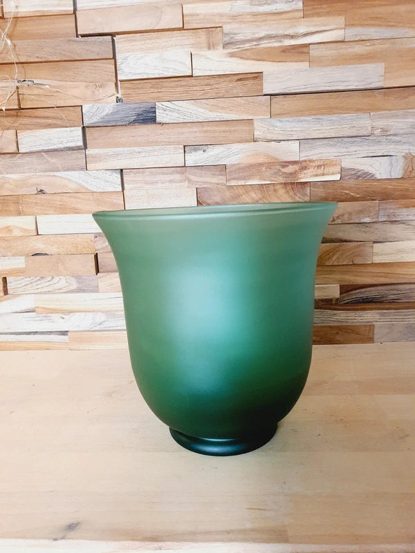 Grand vase en forme d'urne Médicis en verre vert émeraude translucide et épais, très lumineux, style design italien vintage.