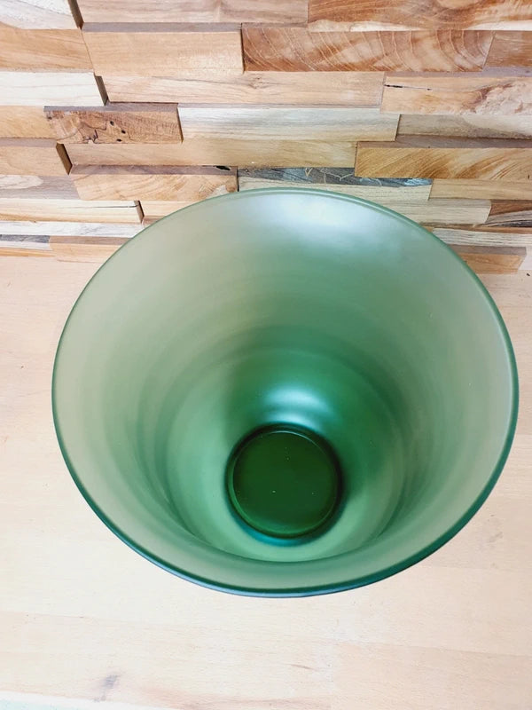 Grand vase en forme d'urne Médicis en verre vert émeraude translucide et épais, très lumineux, style design italien vintage.