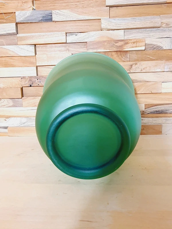 Grand vase en forme d'urne Médicis en verre vert émeraude translucide et épais, très lumineux, style design italien vintage.