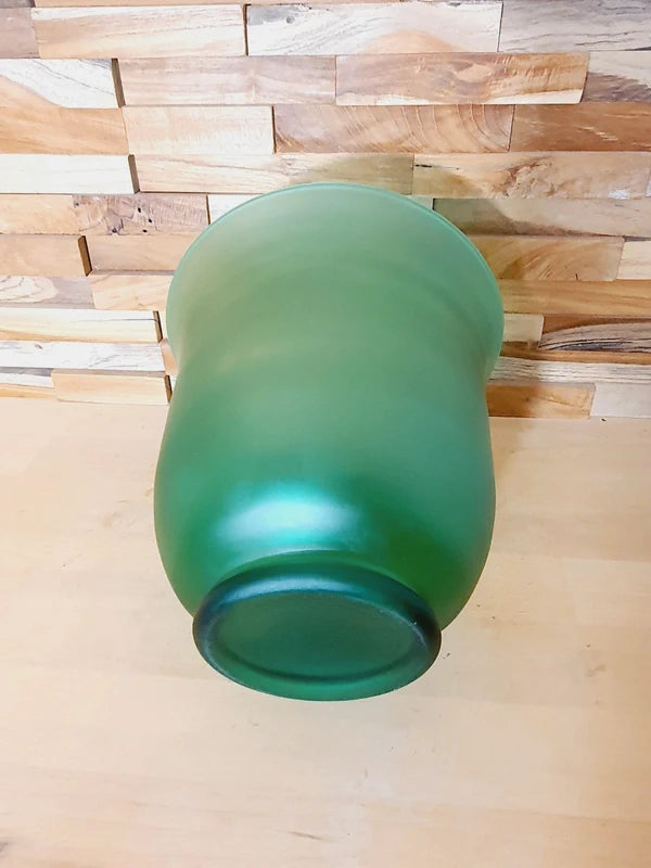 Grand vase en forme d'urne Médicis en verre vert émeraude translucide et épais, très lumineux, style design italien vintage.