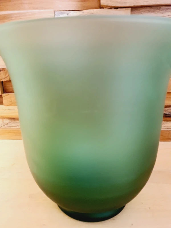 Grand vase en forme d'urne Médicis en verre vert émeraude translucide et épais, très lumineux, style design italien vintage.