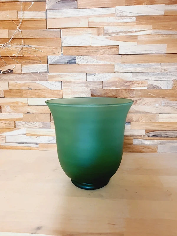 Grand vase en forme d'urne Médicis en verre vert émeraude translucide et épais, très lumineux, style design italien vintage.