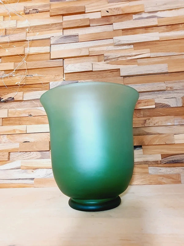 Grand vase en forme d'urne Médicis en verre vert émeraude translucide et épais, très lumineux, style design italien vintage.