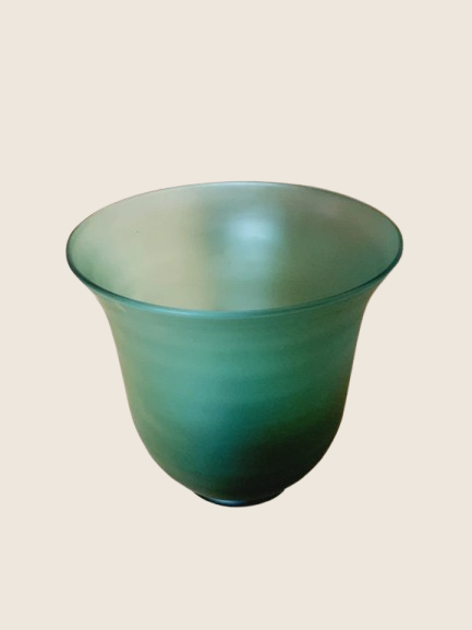 Grand vase en forme d'urne Médicis en verre vert émeraude translucide et épais, très lumineux, style design italien vintage.