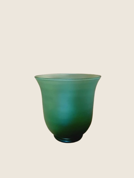 Grand vase en forme d'urne Médicis en verre vert émeraude translucide et épais, très lumineux, style design italien vintage.