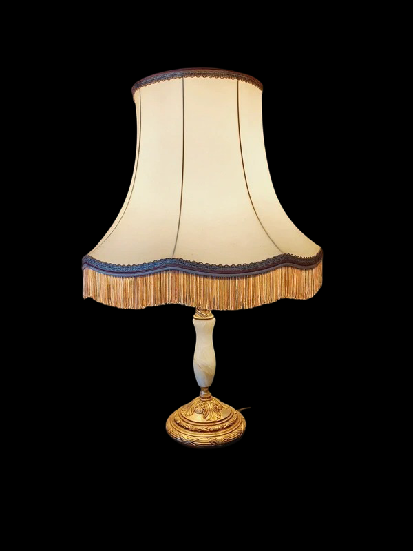Grande lampe à poser rétro avec pied sculpté en albâtre blanc veiné et monture en laiton doré, surmontée d'un large abat-jour crème à franges.