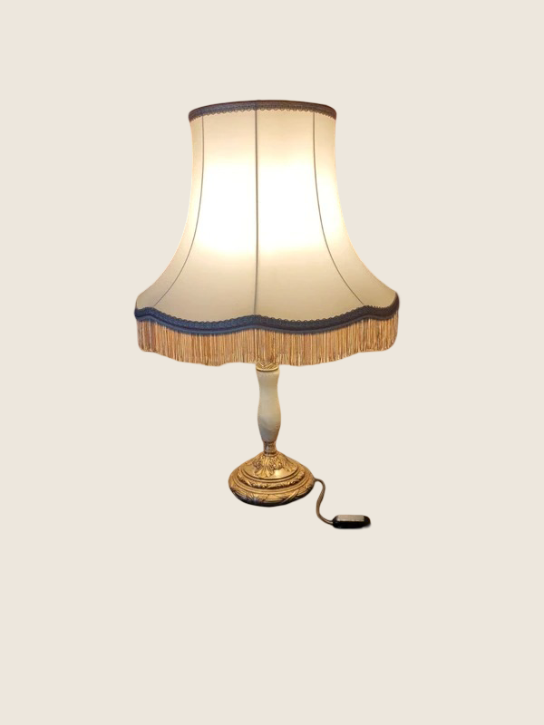 Grande lampe à poser rétro avec pied sculpté en albâtre blanc veiné et monture en laiton doré, surmontée d'un large abat-jour crème à franges.