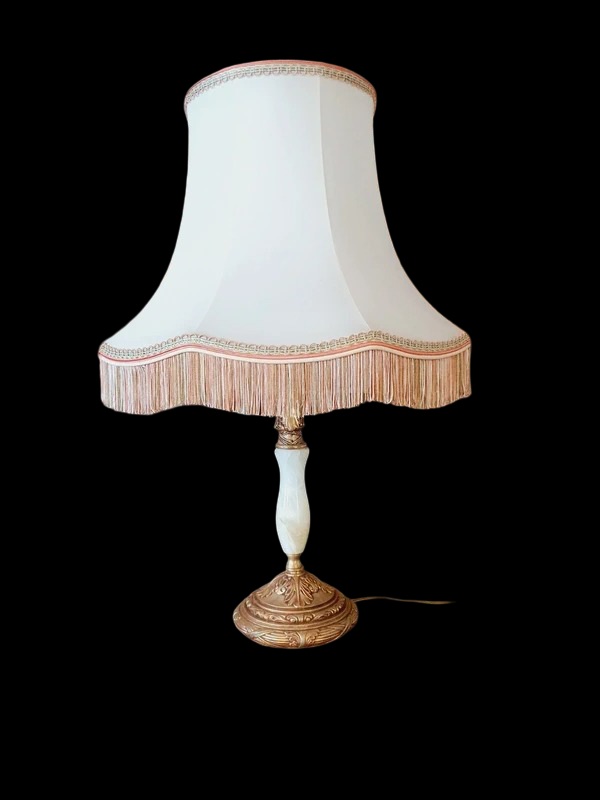 Grande lampe à poser rétro avec pied sculpté en albâtre blanc veiné et monture en laiton doré, surmontée d'un large abat-jour crème à franges.