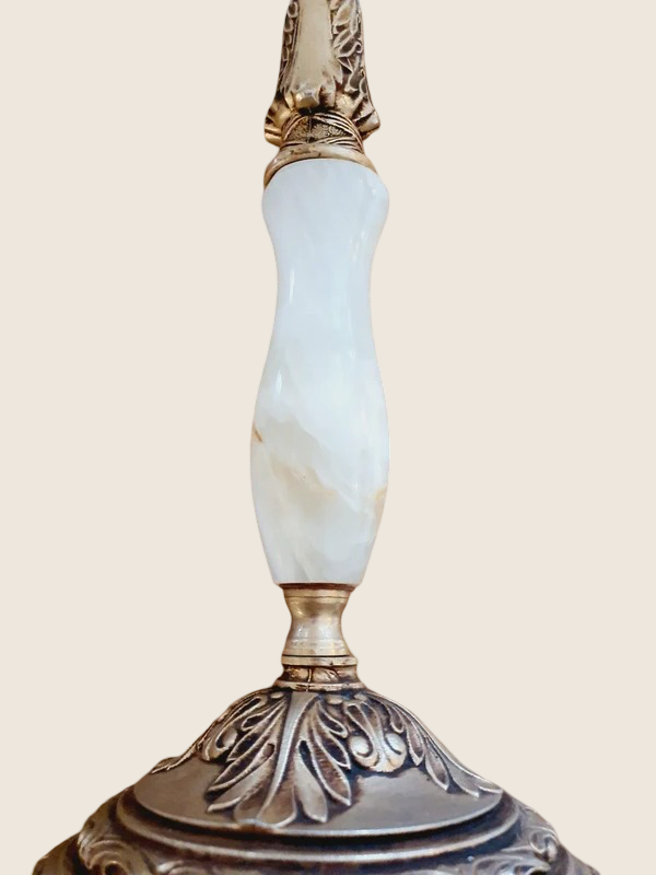 Grande lampe à poser rétro avec pied sculpté en albâtre blanc veiné et monture en laiton doré, surmontée d'un large abat-jour crème à franges.