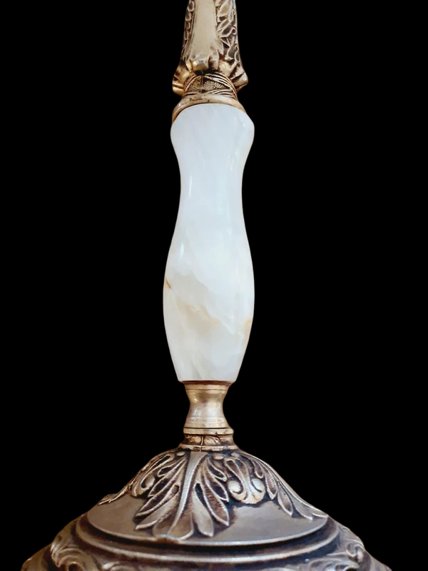 Grande lampe à poser rétro avec pied sculpté en albâtre blanc veiné et monture en laiton doré, surmontée d'un large abat-jour crème à franges.