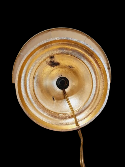Lampe de table de style Regency & Art Français années 50-60. Hauteur 55,5 cm. Elle possède un pied en laiton sculpté combinant une base ornée. Son grand abat-jour en tissu de couleur crème est bordé de galons décoratifs. 