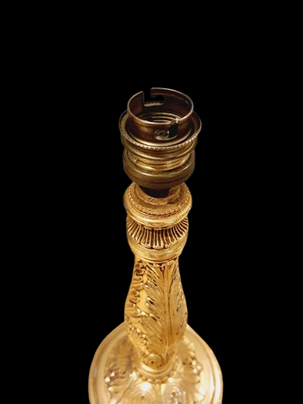 Lampe de table de style Regency & Art Français années 50-60. Hauteur 55,5 cm. Elle possède un pied en laiton sculpté combinant une base ornée. Son grand abat-jour en tissu de couleur crème est bordé de galons décoratifs. 