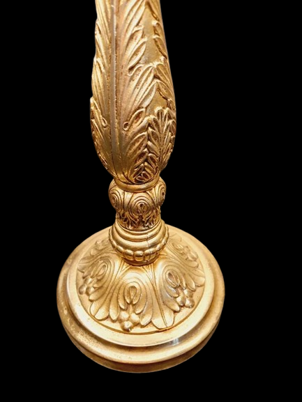 Lampe de table de style Regency & Art Français années 50-60. Hauteur 55,5 cm. Elle possède un pied en laiton sculpté combinant une base ornée. Son grand abat-jour en tissu de couleur crème est bordé de galons décoratifs. 