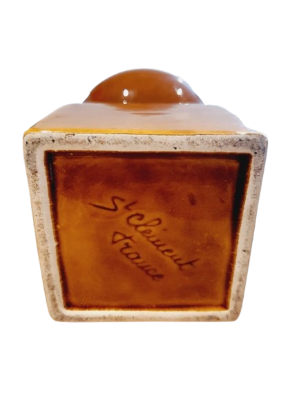 Paire de pieds de lampe céramique de couleur marron terre, style poterie Vallauris ancienne des années 70. Présentés sur un fond clair, montrant leur texture brute et leur forme cubique à la base.
