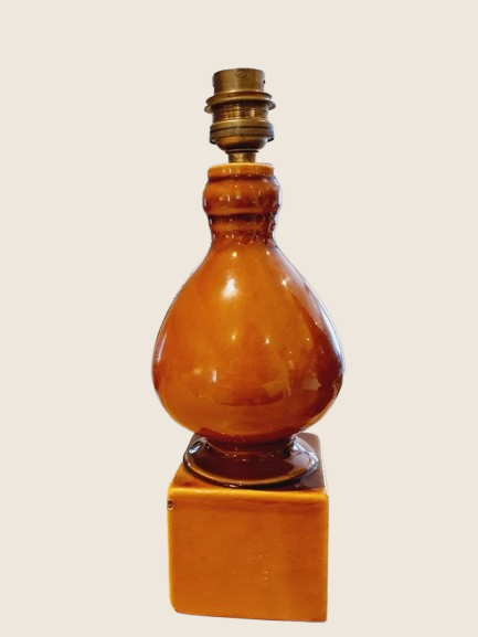 Paire de pieds de lampe céramique de couleur marron terre, style poterie Vallauris ancienne des années 70. Présentés sur un fond clair, montrant leur texture brute et leur forme cubique à la base.