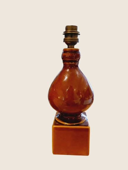 Paire de pieds de lampe céramique de couleur marron terre, style poterie Vallauris ancienne des années 70. Présentés sur un fond clair, montrant leur texture brute et leur forme cubique à la base.