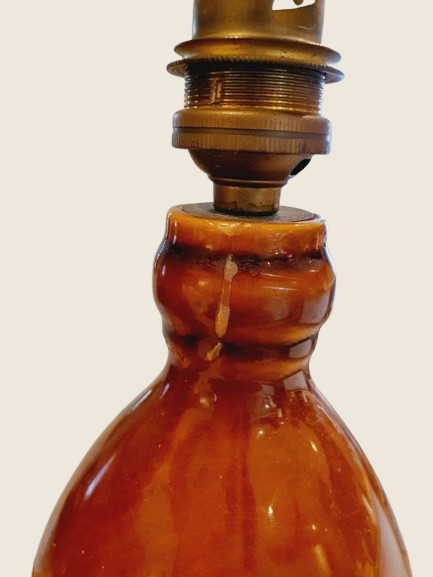 Paire de pieds de lampe céramique de couleur marron terre, style poterie Vallauris ancienne des années 70. Présentés sur un fond clair, montrant leur texture brute et leur forme cubique à la base.