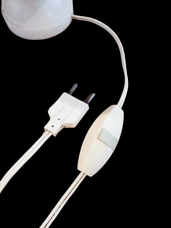 Petite lampe de chevet vintage avec un pied cylindrique en albâtre blanc veiné et un abat-jour plissé en tissu blanc, diffusant une lumière tamisée