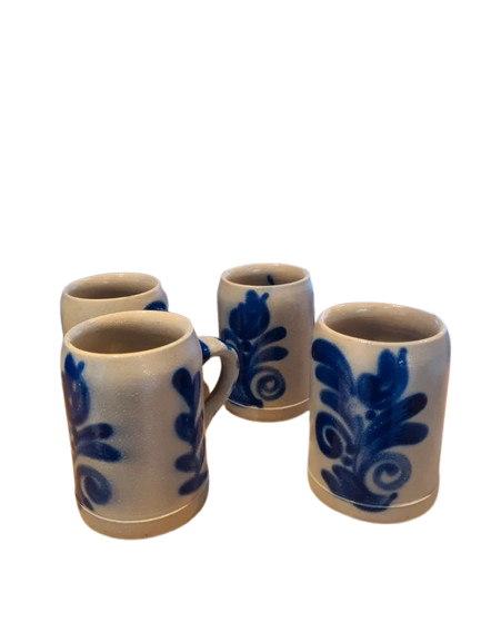 Lot de 4 Mugs chopes en grès au sel traditionnel gris clair décoré de motifs floraux peints à la main bleu cobalt, vaisselle artisanale vintage style campagne chic.