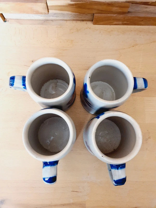 Lot de 4 Mugs chopes en grès au sel traditionnel gris clair décoré de motifs floraux peints à la main bleu cobalt, vaisselle artisanale vintage style campagne chic.