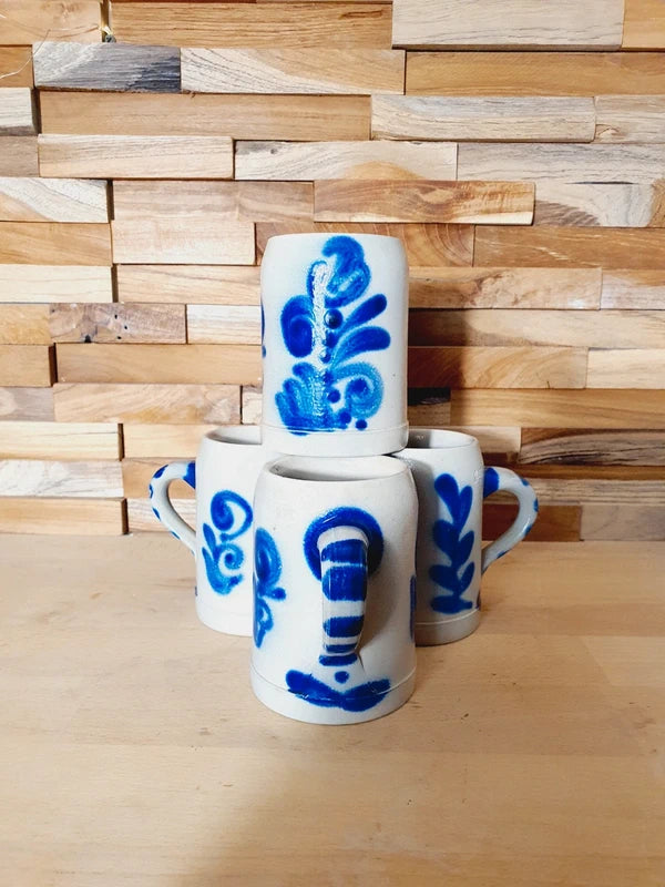 Lot de 4 Mugs chopes en grès au sel traditionnel gris clair décoré de motifs floraux peints à la main bleu cobalt, vaisselle artisanale vintage style campagne chic.
