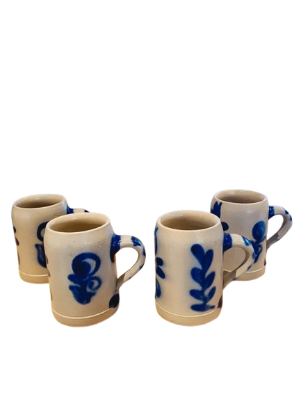 Lot de 4 Mugs chopes en grès au sel traditionnel gris clair décoré de motifs floraux peints à la main bleu cobalt, vaisselle artisanale vintage style campagne chic.