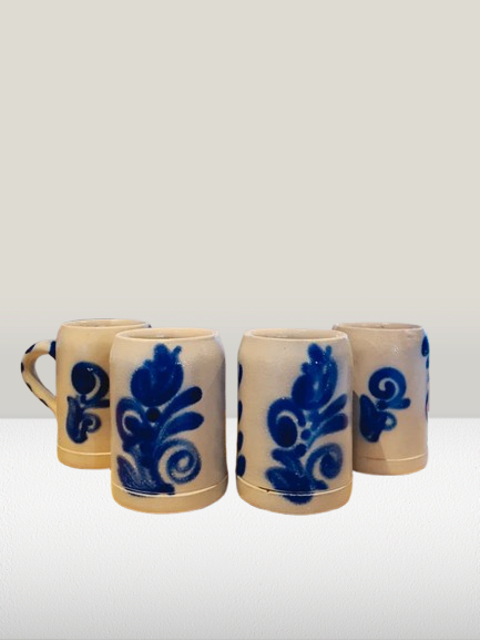 Lot de 4 Mugs chopes en grès au sel traditionnel gris clair décoré de motifs floraux peints à la main bleu cobalt, vaisselle artisanale vintage style campagne chic.