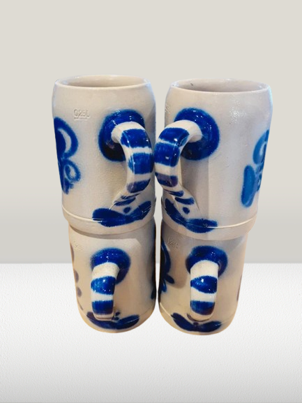 Lot de 4 Mugs chopes en grès au sel traditionnel gris clair décoré de motifs floraux peints à la main bleu cobalt, vaisselle artisanale vintage style campagne chic.
