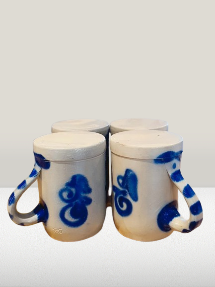 Lot de 4 Mugs chopes en grès au sel traditionnel gris clair décoré de motifs floraux peints à la main bleu cobalt, vaisselle artisanale vintage style campagne chic.