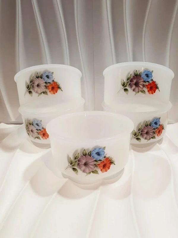 Lot de 5 ramequins Arcopal modèle Scania. Couleur blanc verre de lait motif Fleurs.