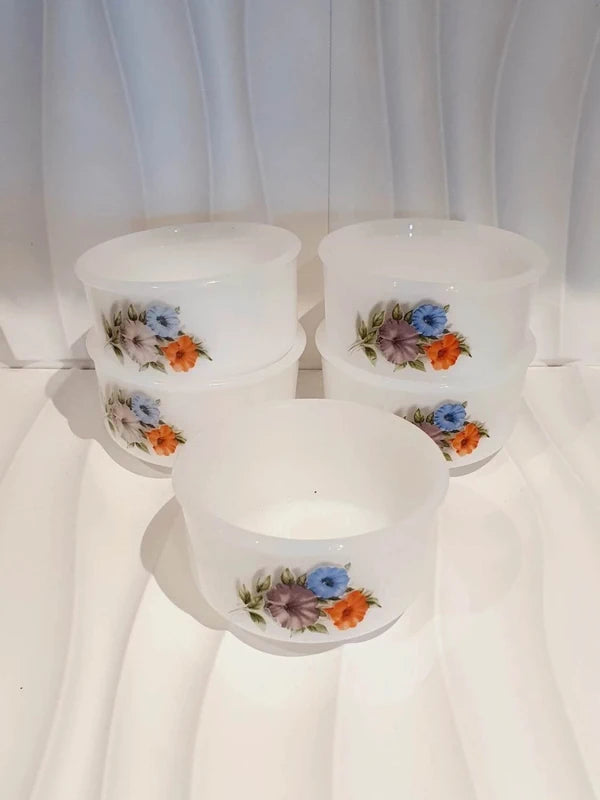 Lot de 5 ramequins Arcopal modèle Scania. Couleur blanc verre de lait motif Fleurs.