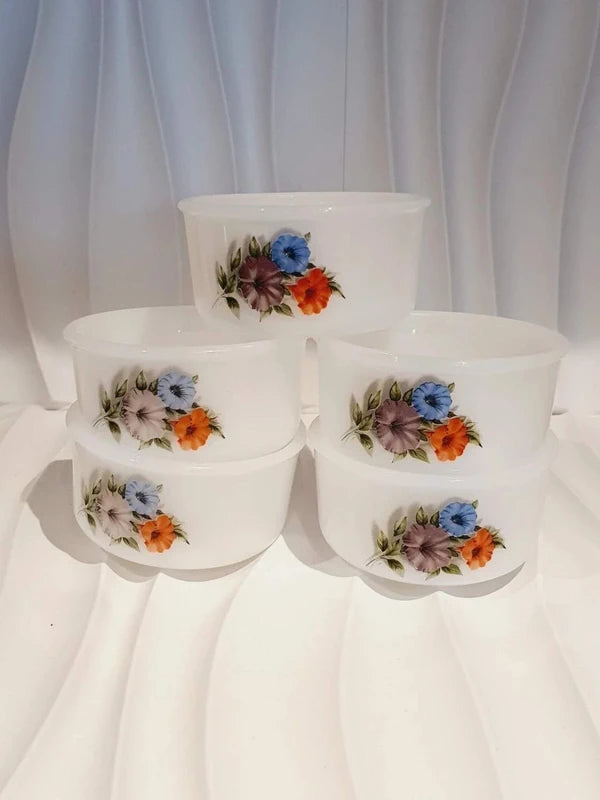 Lot de 5 ramequins Arcopal modèle Scania. Couleur blanc verre de lait motif Fleurs.