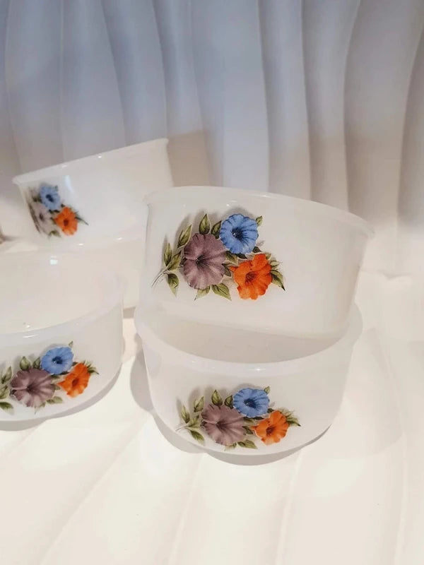 Lot de 5 ramequins Arcopal modèle Scania. Couleur blanc verre de lait motif Fleurs.