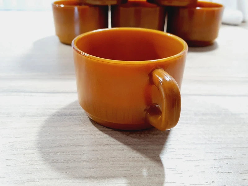 Lot de 8 Tasses à Café Arcopal "Volcan" : L'Esprit Pop des Années 70