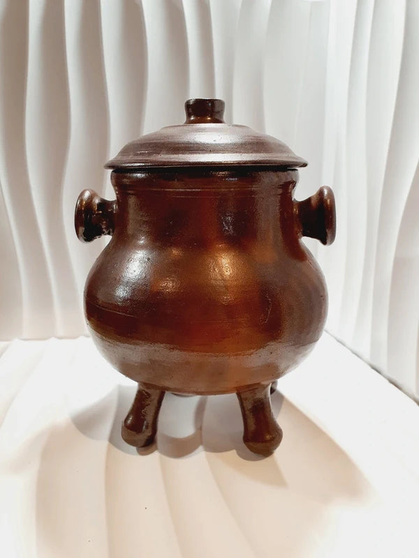 Pot chaudron tripode en grès émaillé vintage fait main avec couvercle et anses latérales, style déco rustique et campagnard.
