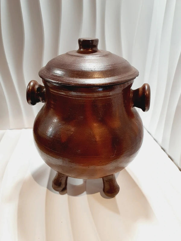 Pot chaudron tripode en grès émaillé vintage fait main avec couvercle et anses latérales, style déco rustique et campagnard.
