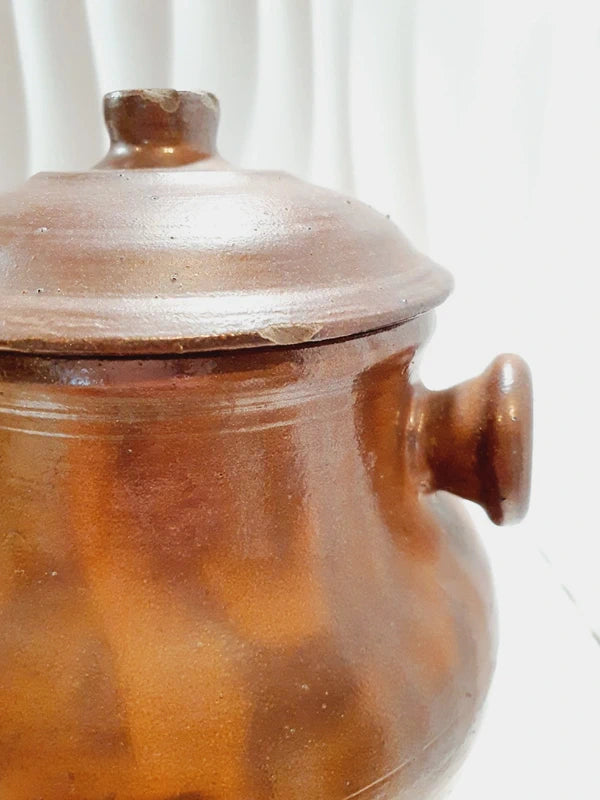Pot chaudron tripode en grès émaillé vintage fait main avec couvercle et anses latérales, style déco rustique et campagnard.