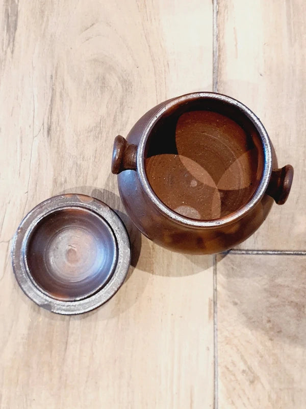 Pot chaudron tripode en grès émaillé vintage fait main avec couvercle et anses latérales, style déco rustique et campagnard.